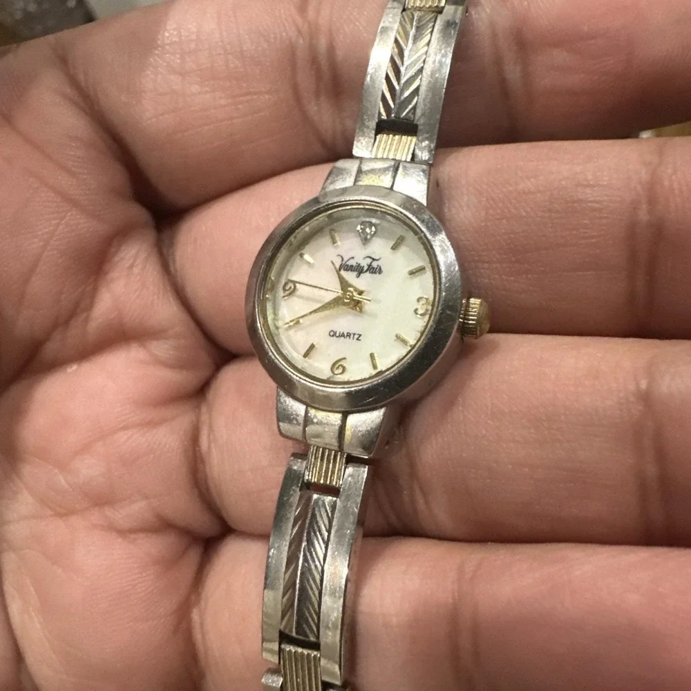 Working Vintage Ladies Vanity Fair Watch 20mm Quartz MOP Fit 6.5in Steel Band‎